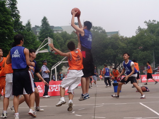 来个人